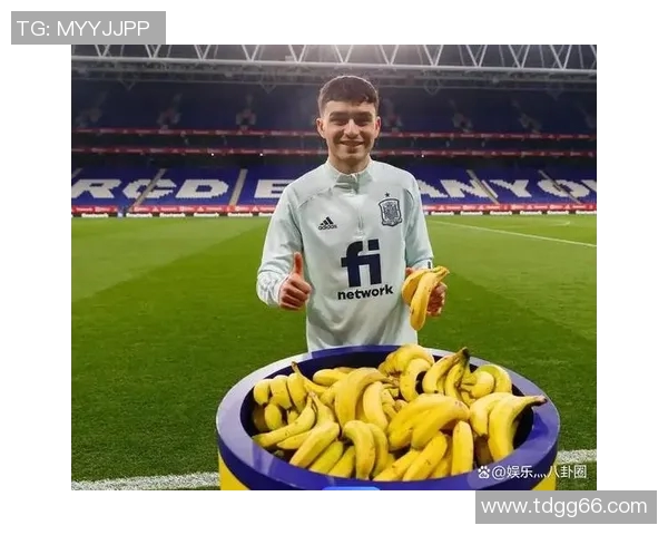 球星在激烈足球比赛中因一次意外动作捡到黄牌引发全场热议