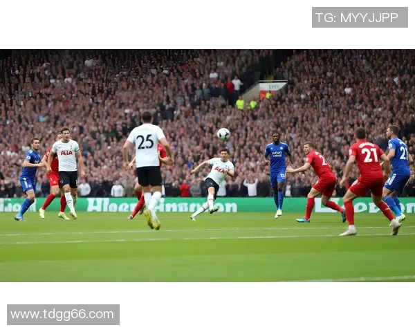 球星妻子同场竞技掀起绿茵风暴上演别样足球激情故事 球星妻子同场竞技掀起绿茵风暴上演别样足球激情故事